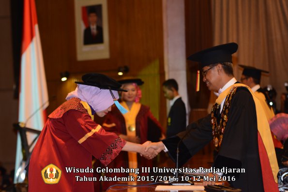 Wisuda Unpad Gel III TA 2015_2016  Fakultas Ilmu Budaya oleh Rektor  090