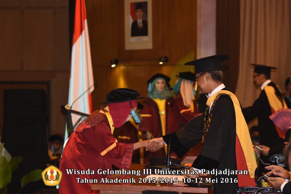 Wisuda Unpad Gel III TA 2015_2016  Fakultas Ilmu Budaya oleh Rektor  092