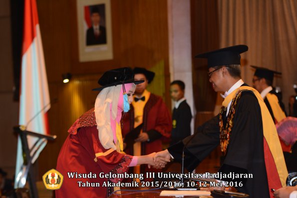Wisuda Unpad Gel III TA 2015_2016  Fakultas Ilmu Budaya oleh Rektor  095