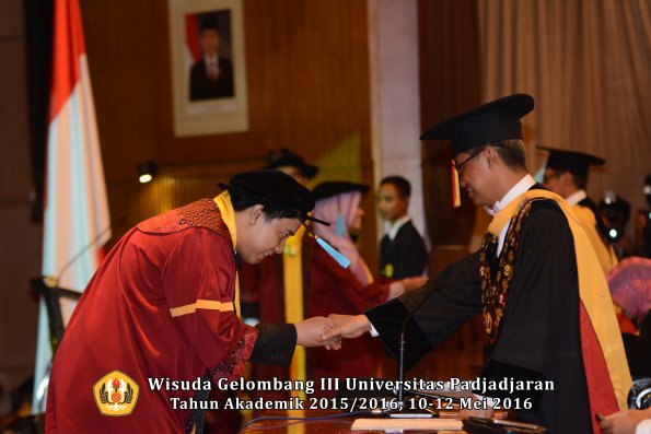 Wisuda Unpad Gel III TA 2015_2016  Fakultas Ilmu Budaya oleh Rektor  096