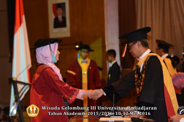 Wisuda Unpad Gel III TA 2015_2016  Fakultas Ilmu Budaya oleh Rektor  097