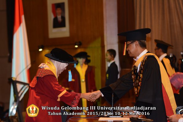 Wisuda Unpad Gel III TA 2015_2016  Fakultas Ilmu Budaya oleh Rektor  099