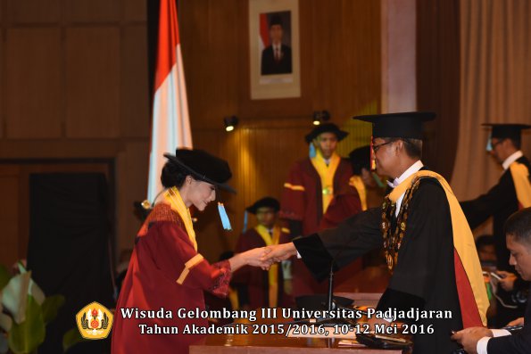 Wisuda Unpad Gel III TA 2015_2016  Fakultas Ilmu Budaya oleh Rektor  100