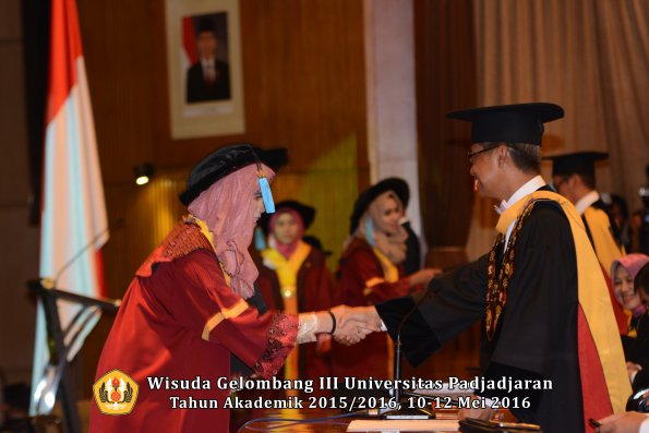 Wisuda Unpad Gel III TA 2015_2016  Fakultas Ilmu Budaya oleh Rektor  108