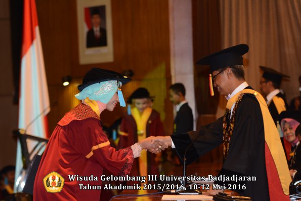 Wisuda Unpad Gel III TA 2015_2016  Fakultas Ilmu Budaya oleh Rektor  122