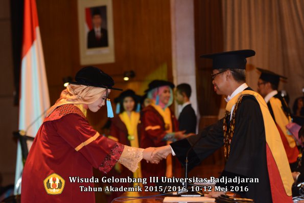 Wisuda Unpad Gel III TA 2015_2016  Fakultas Ilmu Budaya oleh Rektor  123