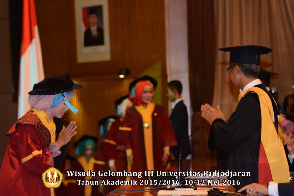 Wisuda Unpad Gel III TA 2015_2016  Fakultas Ilmu Budaya oleh Rektor  129