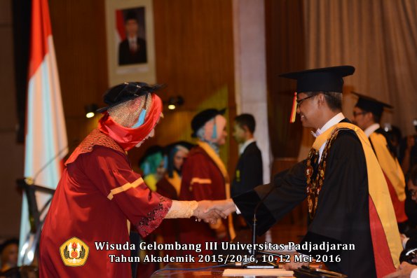 Wisuda Unpad Gel III TA 2015_2016  Fakultas Ilmu Budaya oleh Rektor  130