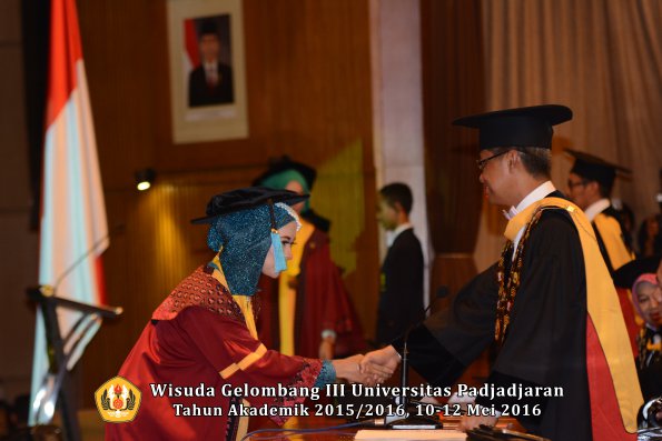 Wisuda Unpad Gel III TA 2015_2016  Fakultas Ilmu Budaya oleh Rektor  132