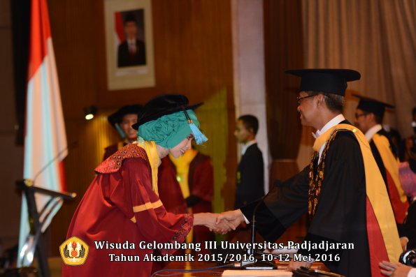 Wisuda Unpad Gel III TA 2015_2016  Fakultas Ilmu Budaya oleh Rektor  133