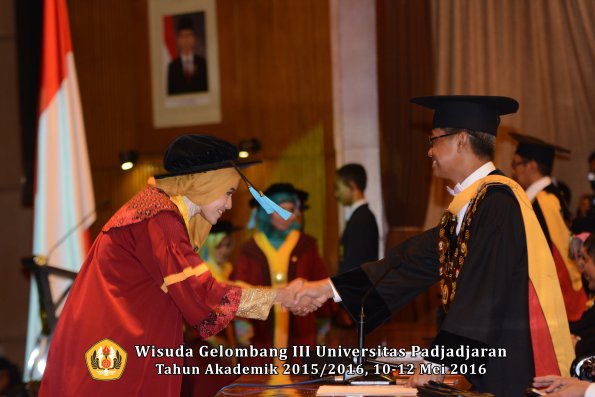 Wisuda Unpad Gel III TA 2015_2016  Fakultas Ilmu Budaya oleh Rektor  137