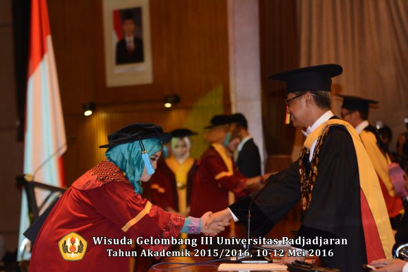 Wisuda Unpad Gel III TA 2015_2016  Fakultas Ilmu Budaya oleh Rektor  138