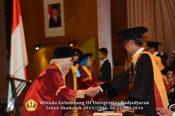Wisuda Unpad Gel III TA 2015_2016  Fakultas Ilmu Budaya oleh Rektor  141