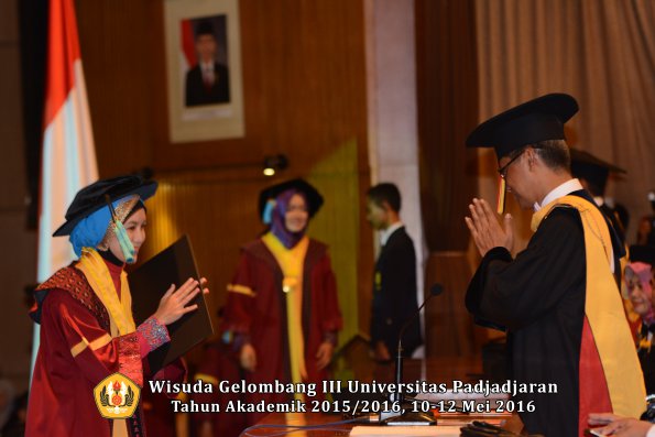 Wisuda Unpad Gel III TA 2015_2016  Fakultas Ilmu Budaya oleh Rektor  142