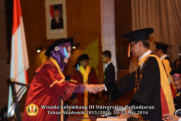 Wisuda Unpad Gel III TA 2015_2016  Fakultas Ilmu Budaya oleh Rektor  143