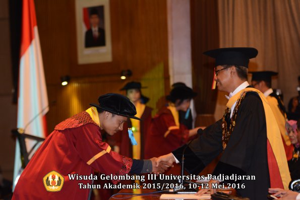 Wisuda Unpad Gel III TA 2015_2016  Fakultas Ilmu Budaya oleh Rektor  144