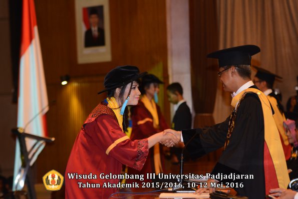 Wisuda Unpad Gel III TA 2015_2016  Fakultas Ilmu Budaya oleh Rektor  145