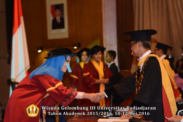 Wisuda Unpad Gel III TA 2015_2016  Fakultas Ilmu Budaya oleh Rektor  147