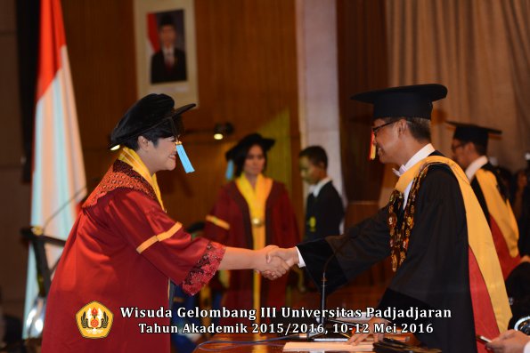 Wisuda Unpad Gel III TA 2015_2016  Fakultas Ilmu Budaya oleh Rektor  148