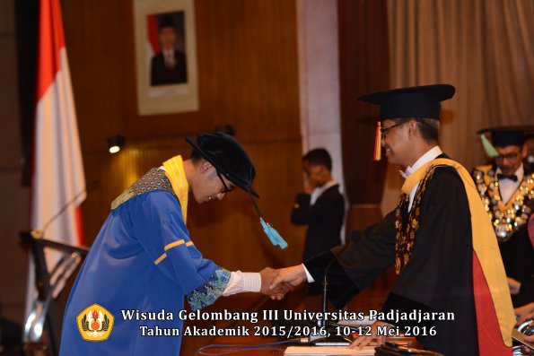 Wisuda Unpad Gel III TA 2015_2016  Fakultas Ilmu Budaya oleh Rektor  151