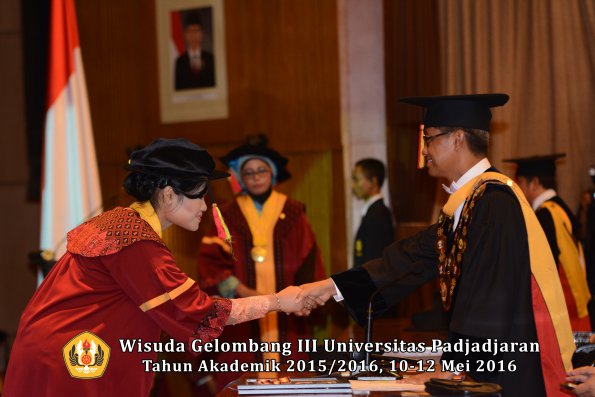Wisuda Unpad Gel III TA 2015_2016 Fakultas Mipa oleh Rektor  069