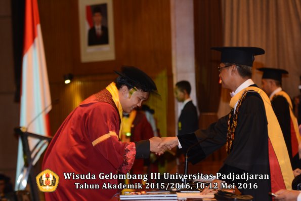 Wisuda Unpad Gel III TA 2015_2016 Fakultas Pertanian oleh Rektor  046