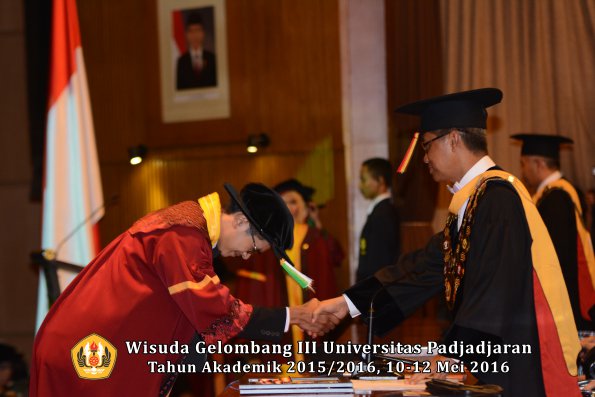 Wisuda Unpad Gel III TA 2015_2016 Fakultas Pertanian oleh Rektor  052
