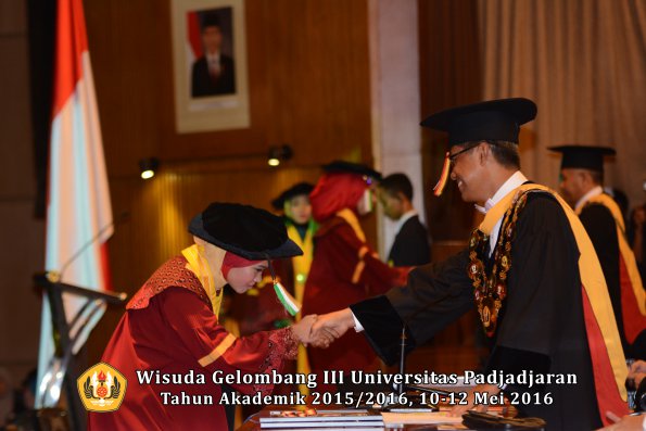 Wisuda Unpad Gel III TA 2015_2016 Fakultas Pertanian oleh Rektor  053