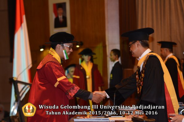Wisuda Unpad Gel III TA 2015_2016 Fakultas Pertanian oleh Rektor  056