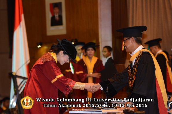 Wisuda Unpad Gel III TA 2015_2016 Fakultas Pertanian oleh Rektor  057