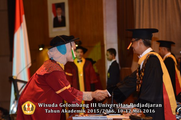 Wisuda Unpad Gel III TA 2015_2016 Fakultas Pertanian oleh Rektor  059