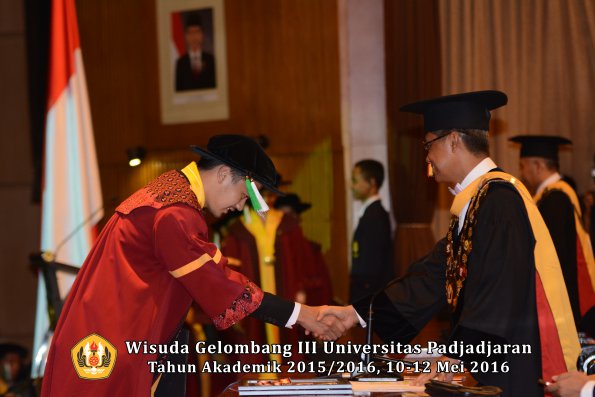 Wisuda Unpad Gel III TA 2015_2016 Fakultas Pertanian oleh Rektor  060