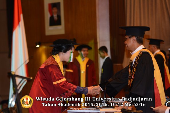 Wisuda Unpad Gel III TA 2015_2016 Fakultas Pertanian oleh Rektor  065