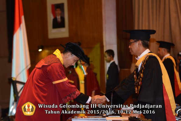 Wisuda Unpad Gel III TA 2015_2016 Fakultas Pertanian oleh Rektor  073
