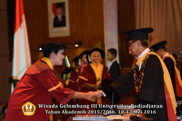 Wisuda Unpad Gel III TA 2015_2016 Fakultas Pertanian oleh Rektor  079