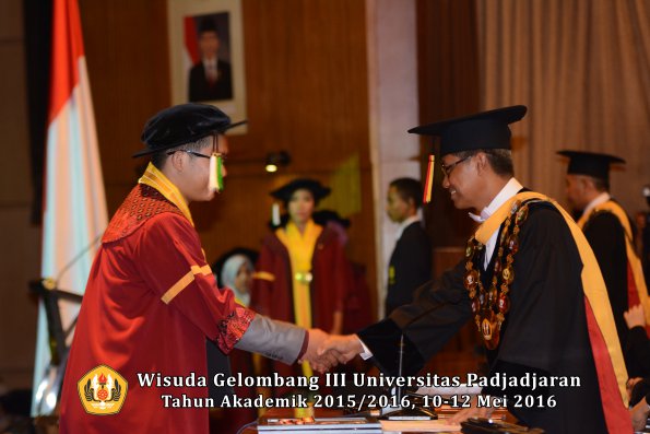 Wisuda Unpad Gel III TA 2015_2016 Fakultas Pertanian oleh Rektor  089