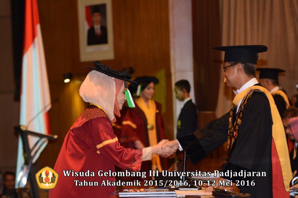 Wisuda Unpad Gel III TA 2015_2016 Fakultas Pertanian oleh Rektor  097