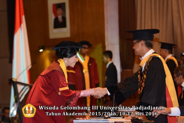 Wisuda Unpad Gel III TA 2015_2016 Fakultas Pertanian oleh Rektor  098