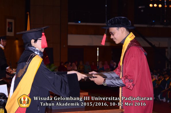 Wisuda Unpad Gel III TA 2015_2016  Fakultas Hukum oleh Dekan 087