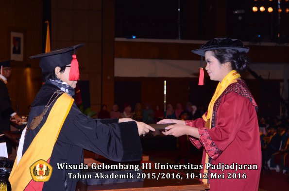 Wisuda Unpad Gel III TA 2015_2016  Fakultas Hukum oleh Dekan 089