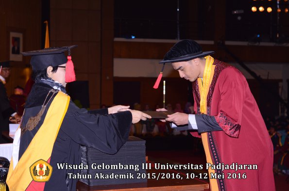 Wisuda Unpad Gel III TA 2015_2016  Fakultas Hukum oleh Dekan 104