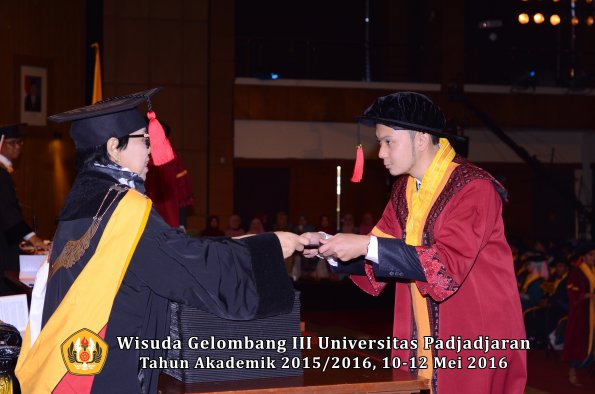 Wisuda Unpad Gel III TA 2015_2016  Fakultas Hukum oleh Dekan 105