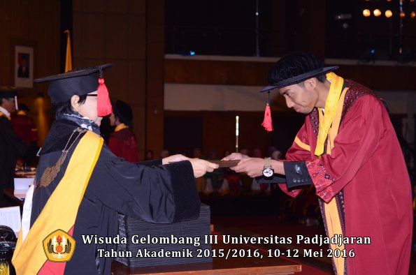 Wisuda Unpad Gel III TA 2015_2016  Fakultas Hukum oleh Dekan 107