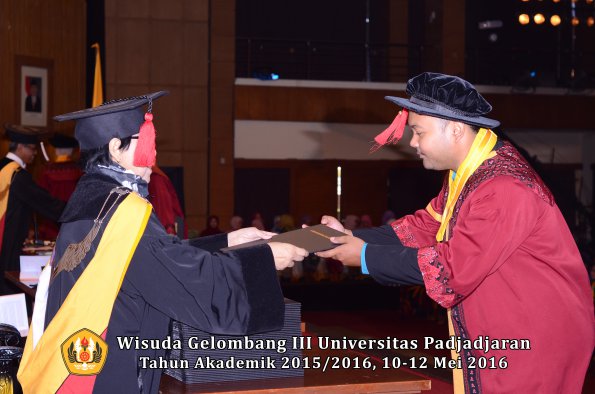Wisuda Unpad Gel III TA 2015_2016  Fakultas Hukum oleh Dekan 111