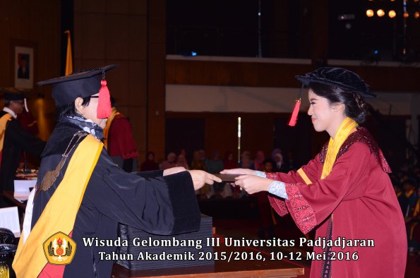 Wisuda Unpad Gel III TA 2015_2016  Fakultas Hukum oleh Dekan 114