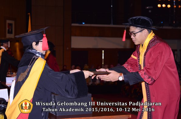 Wisuda Unpad Gel III TA 2015_2016  Fakultas Hukum oleh Dekan 115
