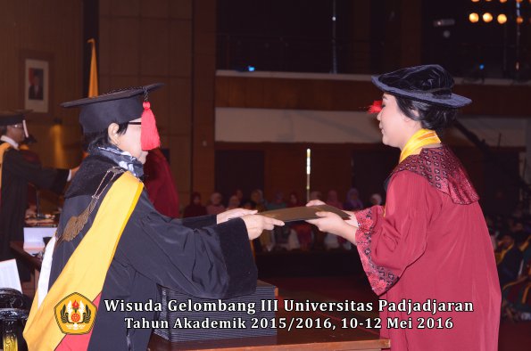 Wisuda Unpad Gel III TA 2015_2016  Fakultas Hukum oleh Dekan 121