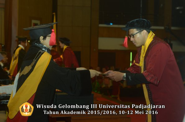 Wisuda Unpad Gel III TA 2015_2016  Fakultas Hukum oleh Dekan 124