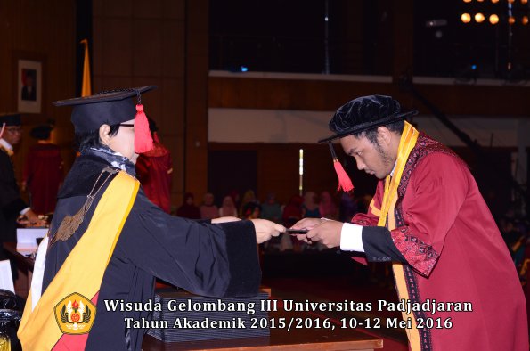 Wisuda Unpad Gel III TA 2015_2016  Fakultas Hukum oleh Dekan 125