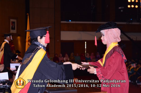 Wisuda Unpad Gel III TA 2015_2016  Fakultas Hukum oleh Dekan 149